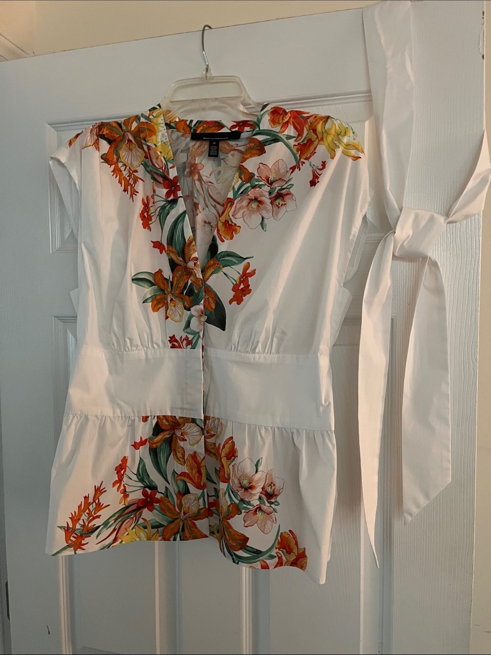 H&M White Floral Button-Front Peplum Blouse with Orange & Green Accents, op belt